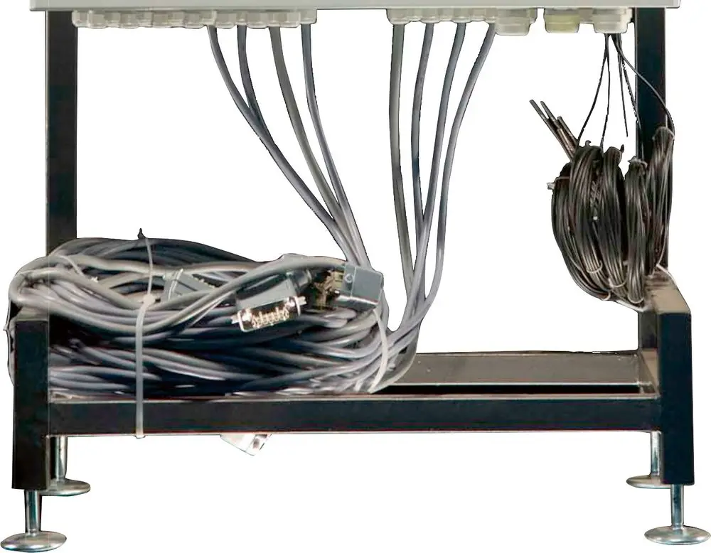 Kabelmanagement-System mit mehreren Anschlussleitungen, auf einem stabilen Untergestell montiert. Die Kabel sind geordnet und teilweise aufgerollt. Hersteller: Bosch.